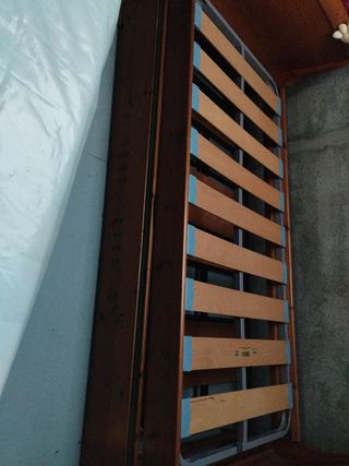 Cama nido de madera marrón y pintada a mano