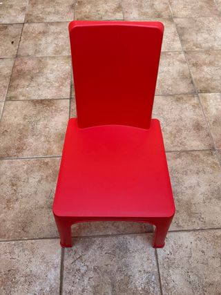Silla roja plástico infantil