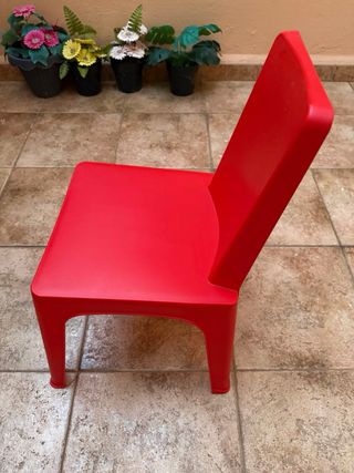 Silla roja plástico infantil