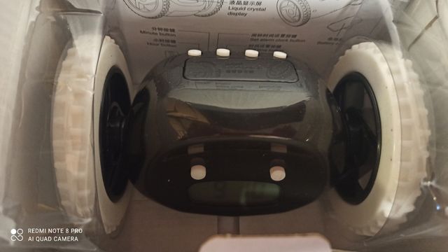 Reloj despertador con ruedas