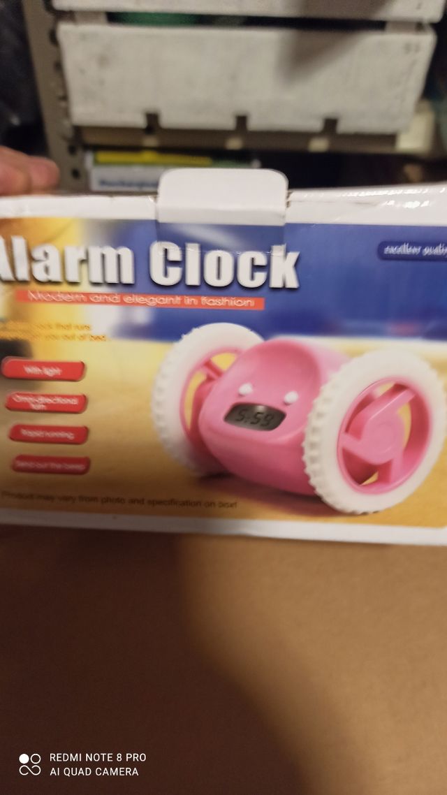 Reloj despertador con ruedas