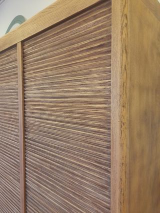 Armario antiguo de madera con doble persiana