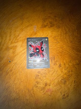 Carta Pikachu V - Deadpool