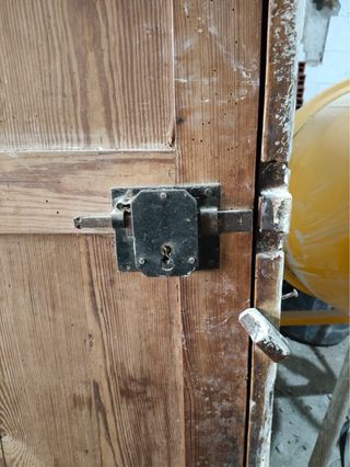 Puerta de madera antigua de mobila