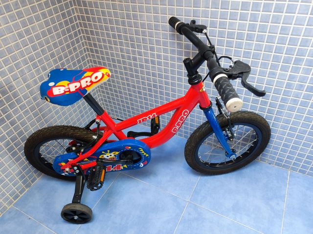 Bicicleta infantil roja B-PRO JR14 con ruedines