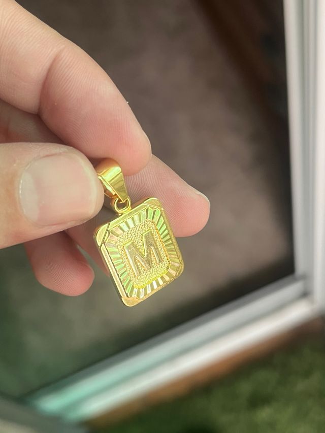 Colgante oro laminado 18k inicial M