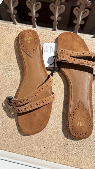 Sandalias planas Zara marrón piel