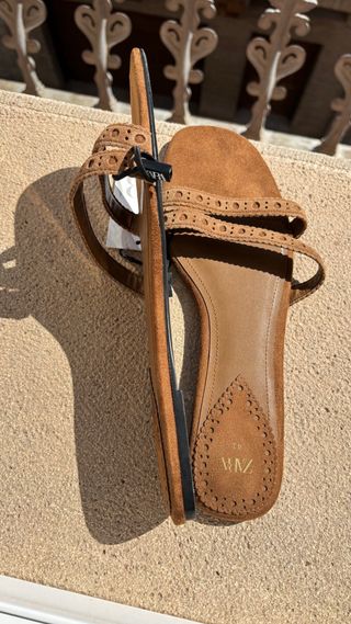 Sandalias planas Zara marrón piel