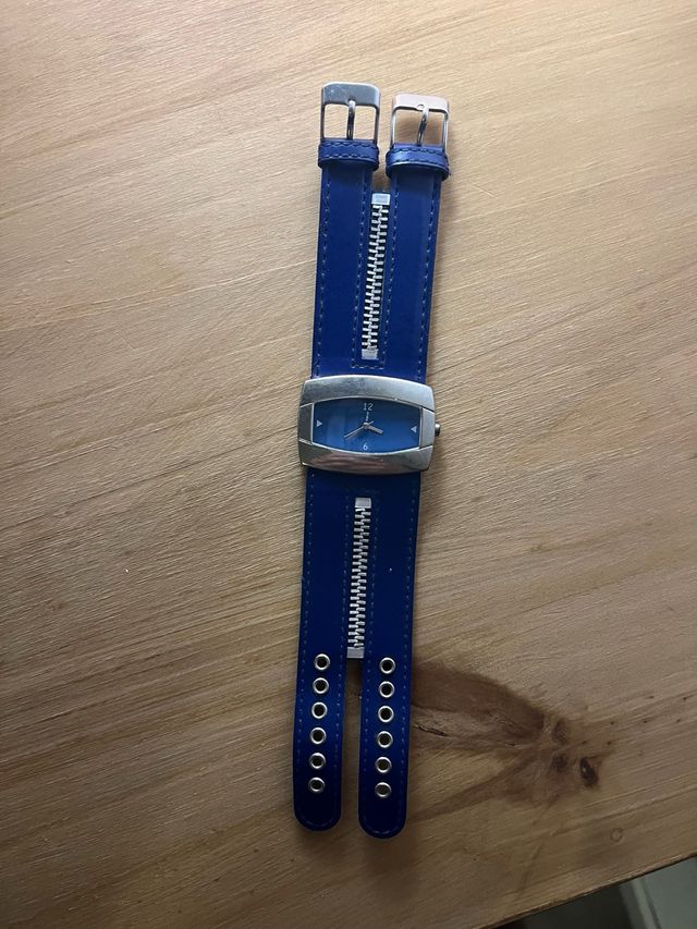 Reloj azul con cremallera