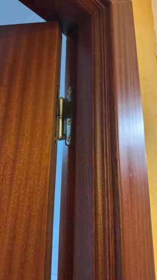 Puerta de madera con 3 cristales color sapelly