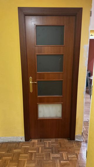 Puerta de madera con 3 cristales color sapelly