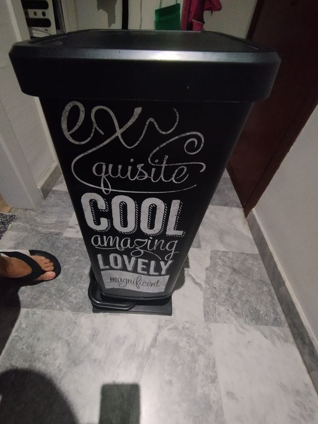 Cubo basura Rotho - Pedal - Diseño único