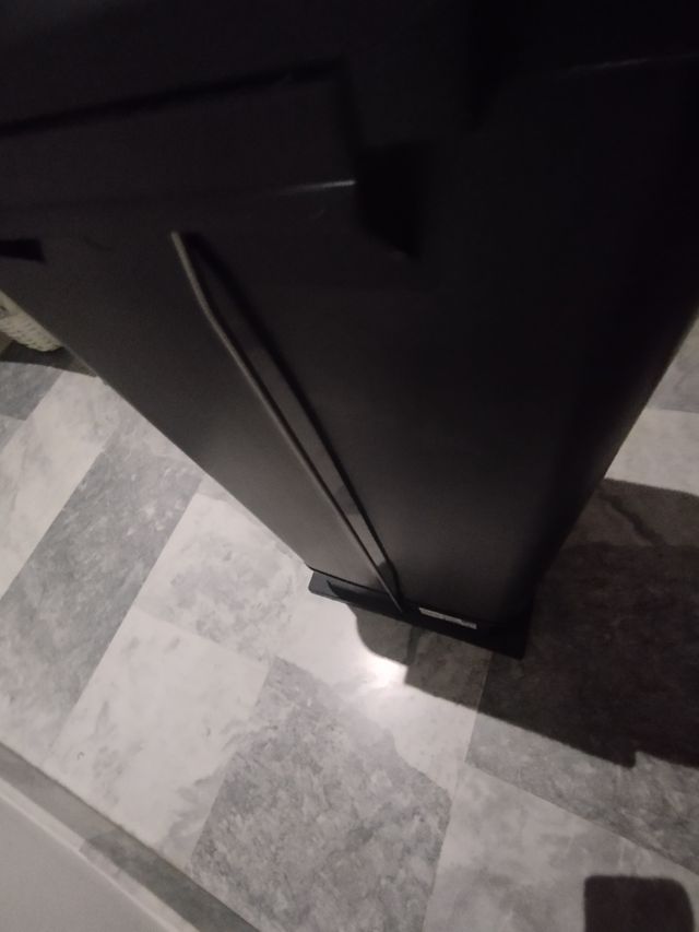 Cubo basura Rotho - Pedal - Diseño único