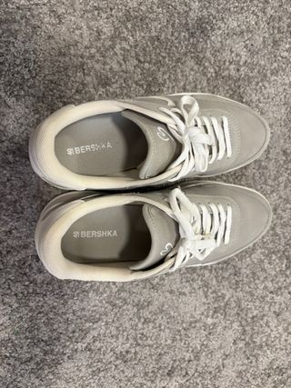 Tenis plataforma grises BERSHKA