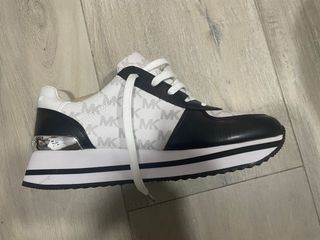Zapatillas Michael Kors - Blancas y Negras