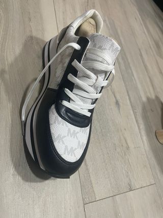Zapatillas Michael Kors - Blancas y Negras