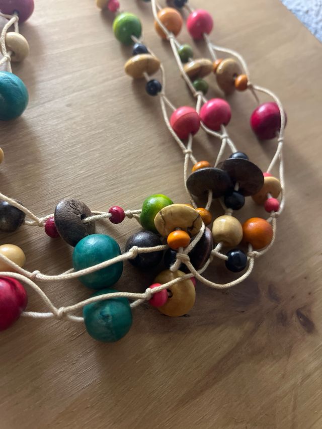 Collar multicolor de madera
