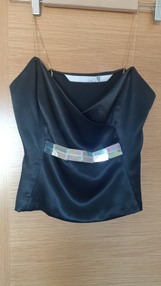 Top elegante con tirantes dorados