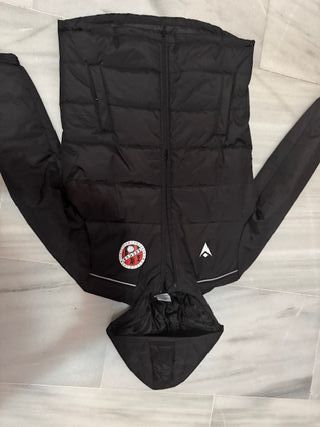 VUELTA AL COLE:  Abrigo deportivo negro