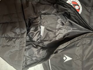 VUELTA AL COLE:  Abrigo deportivo negro