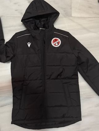 VUELTA AL COLE:  Abrigo deportivo negro