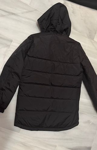 VUELTA AL COLE:  Abrigo deportivo negro