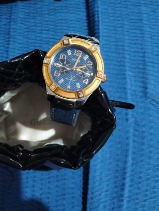 Reloj Guess azul y dorado
