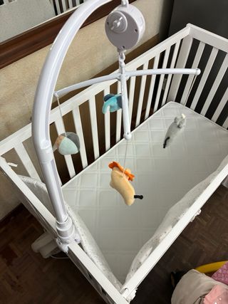 Cuna bebé blanca con portañales