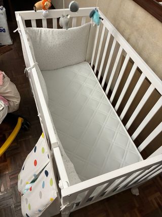 Cuna bebé blanca con portañales