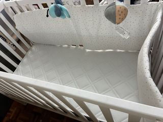 Cuna bebé blanca con portañales