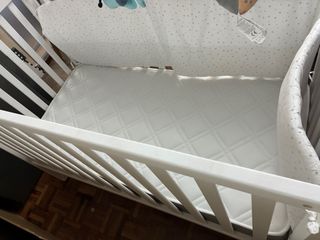 Cuna bebé blanca con portañales