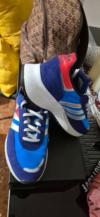 Zapatillas Adidas azules y rojas