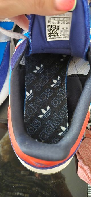 Zapatillas Adidas azules y rojas