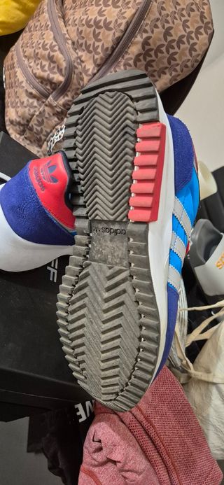 Zapatillas Adidas azules y rojas