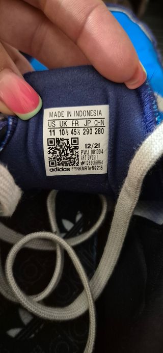Zapatillas Adidas azules y rojas