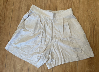 short pantalón corto beige estilo lino de H&M