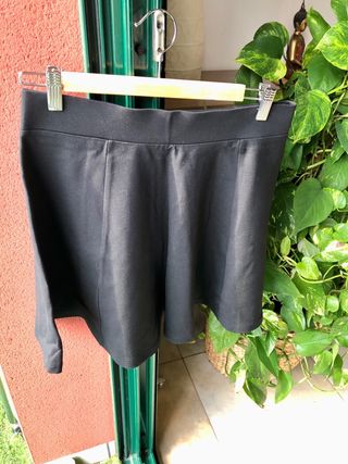 Falda negra vuelo talla M