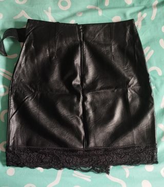 Falda negra cuero-encaje