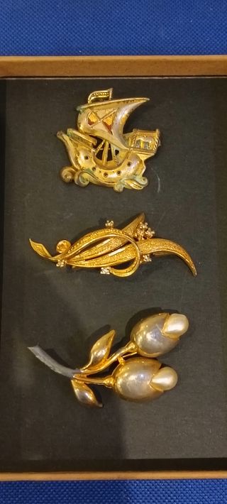 3 Broches antiguos.