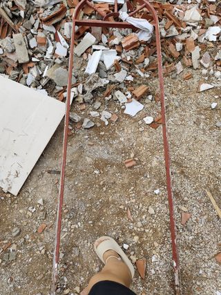 Puerta roja de hierro