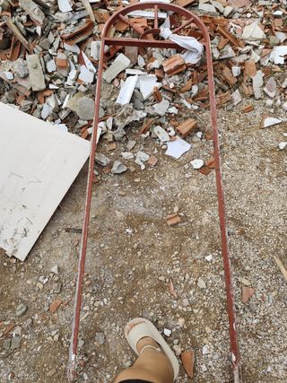 Puerta roja de hierro