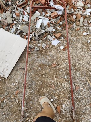 Puerta roja de hierro