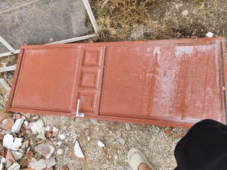 Puerta roja de hierro