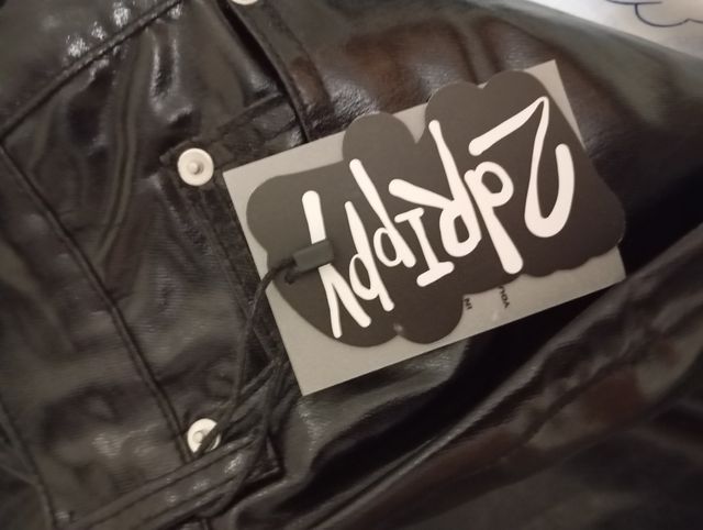 Pantalones negros efecto charol. Unisex.