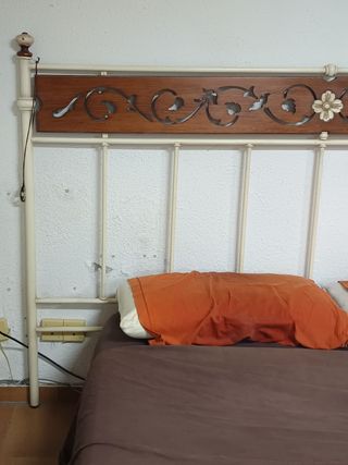 Cabecero forja blanco y madera de castaño tallado