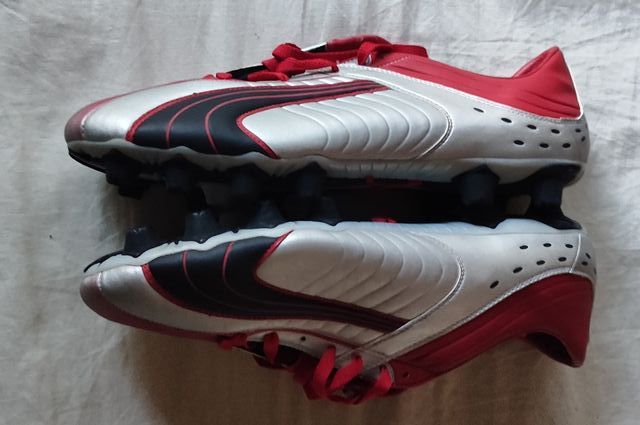 Botas fútbol PUMA vintage rojas y plateadas