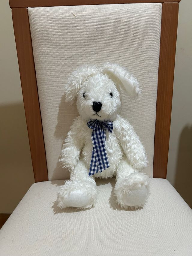 Conejo de peluche blanco
