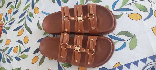 Sandalias planas marrones doradas