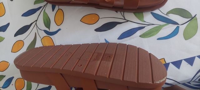 Sandalias planas marrones doradas