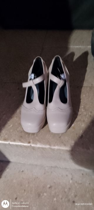 Zapatos beige tacón bajo